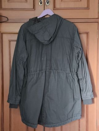 Parka verde militar con capucha