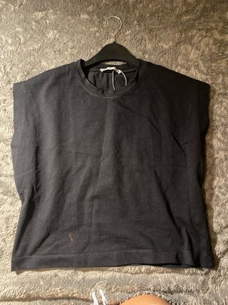 Camiseta negra sin mangas oversize