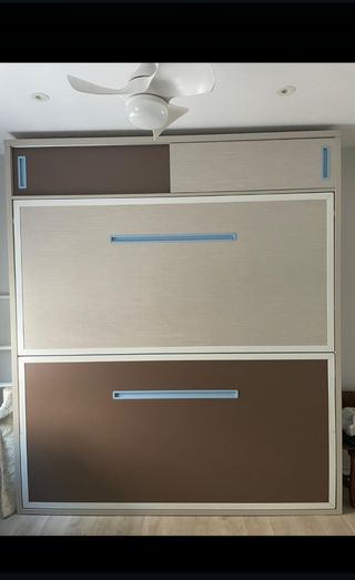 Litera plegable beige y marrón