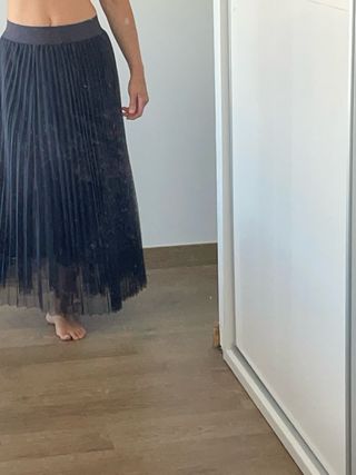 Falda larga negra plisada