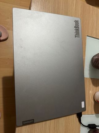 Portátil Lenovo gris, en buenas condiciones.
