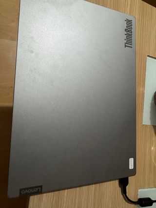Portátil Lenovo gris, en buenas condiciones.