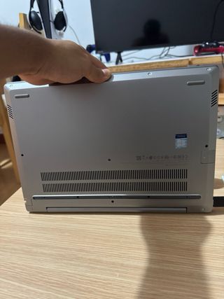 Portátil Lenovo gris, en buenas condiciones.