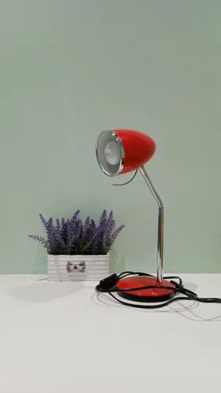 Lampada da tavolo rossa e argento