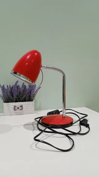 Lampada da tavolo rossa e argento