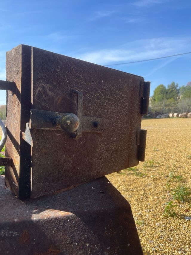 Forno a legna in ferro con poco uso,