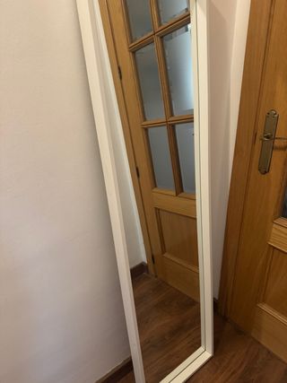 Espejo de pie blanco y madera