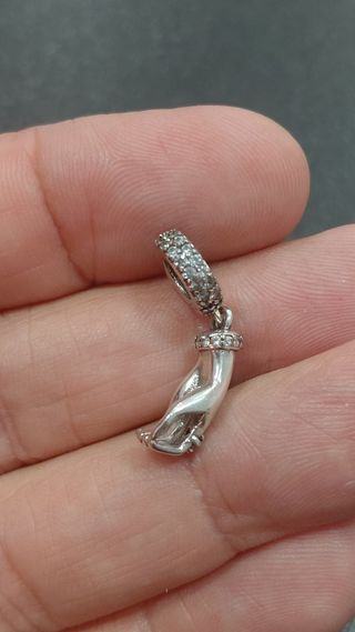 Charm Mano Plata 925 con circonita  azul