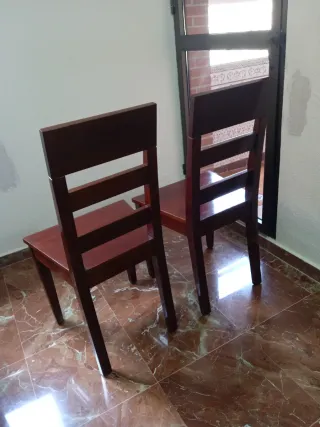 Mesa de comedor de madera + 2 sillas de REGALO 