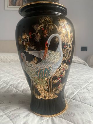Vaso in ceramica con gru e decori oro