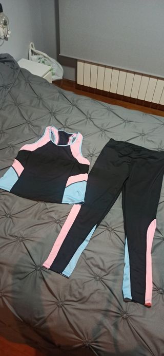 Conjunto deportivo mujer top y leggings