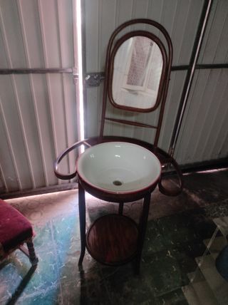 Palancanero de madera con espejo y lavabo