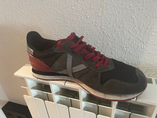 Zapatillas Munich grises y rojas