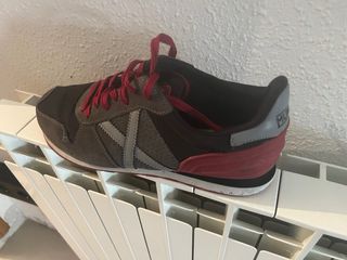 Zapatillas Munich grises y rojas