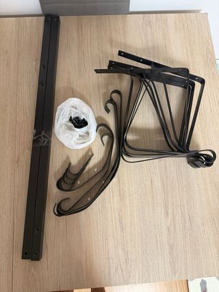 Perchero de pie metálico PORTIS negro.