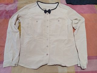 Camisa beige mujer lazo pajarita