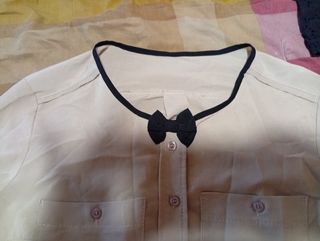 Camisa beige mujer lazo pajarita