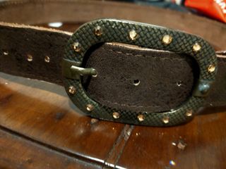 Cintura in cuoio fibbia con strass. Lavorazione ma