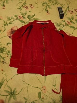 Conjunto deportivo rojo