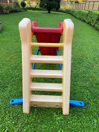 Scivolo da giardino rosso e giallo