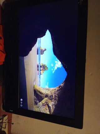 Ordenador de sobremesa negro y azul