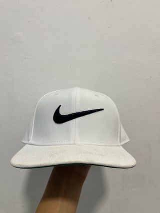 Gorra Nike Blanca con Logo Negro 
