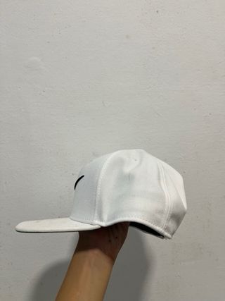 Gorra Nike Blanca con Logo Negro 