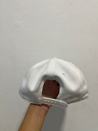 Gorra Nike Blanca con Logo Negro 