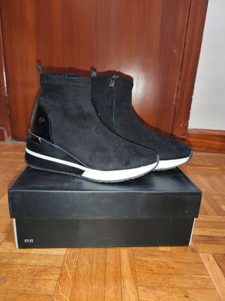 Zapatillas estilo botín XTI plataforma negros