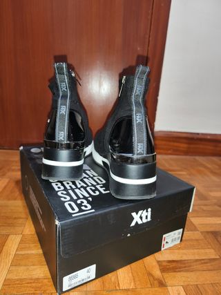 Zapatillas estilo botín XTI plataforma negros