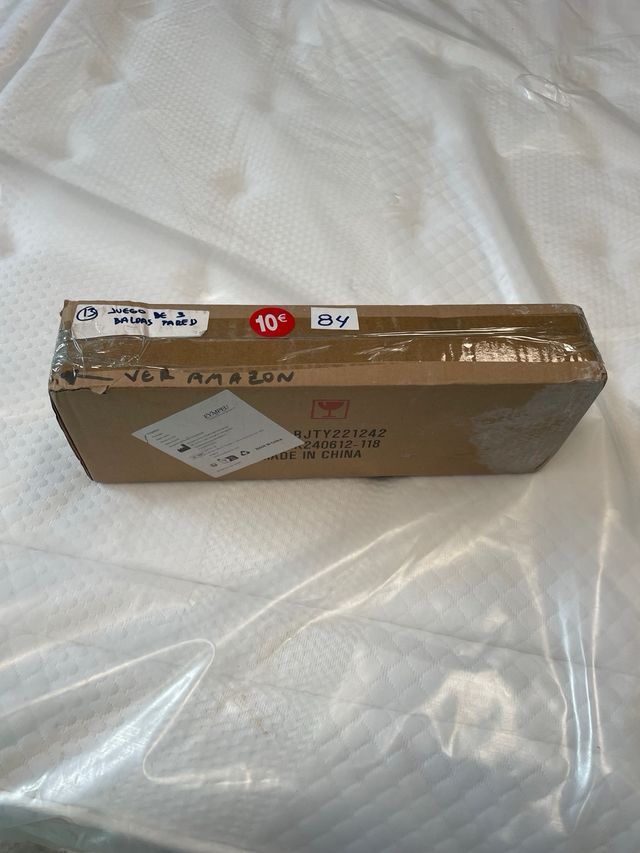 Prateleiras de parede em madeira dourada e metal. Ref. 84