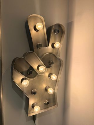 Lámpara Mano Paz Metal Plata