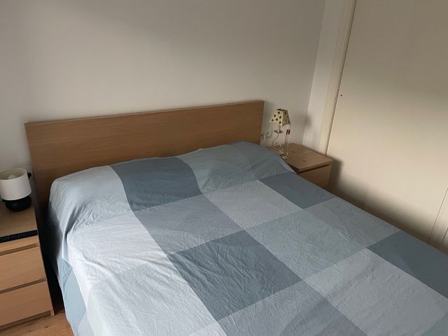 Cama con mesitas y colchón, modelo Malm de 160x200