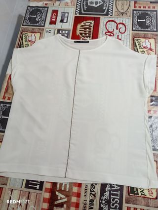 Blusa blanca con detalle de pedrería