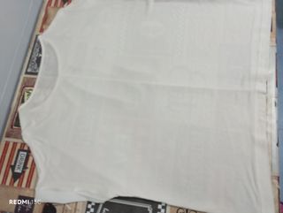 Blusa blanca con detalle de pedrería