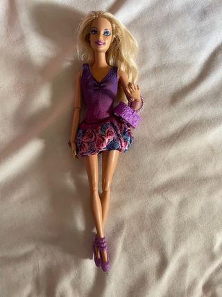 Muñeca Barbie con vestido morado y bolso
