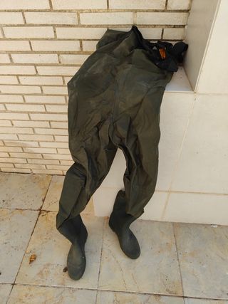 Pantalón de agua y botas de pesca.
Dos equipos.