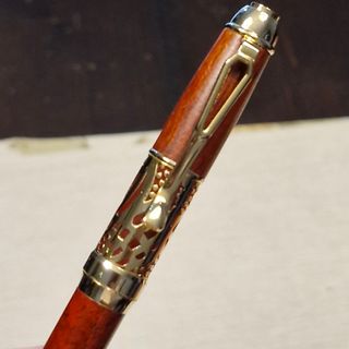 Bolígrafo de imitación madera y metal dorado