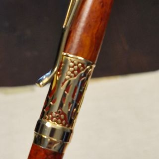 Bolígrafo de imitación madera y metal dorado