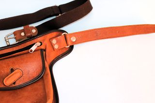 Bolso de muslo de cuero marrón