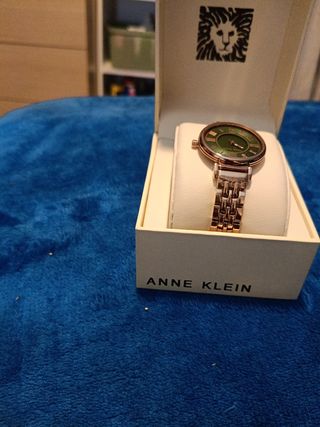 Reloj Anne Klein dorado y verde