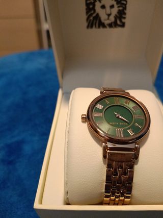 Reloj Anne Klein dorado y verde