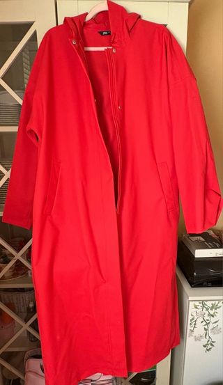Gabardina Zara Roja con Capucha