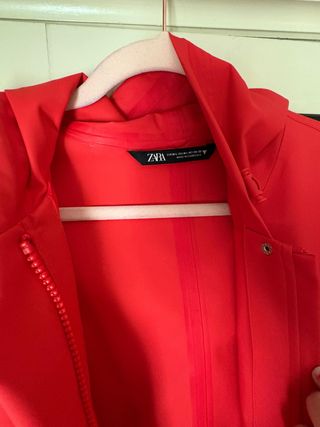 Gabardina Zara Roja con Capucha