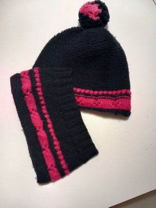 Cappello e scaldacollo lavorati a maglia