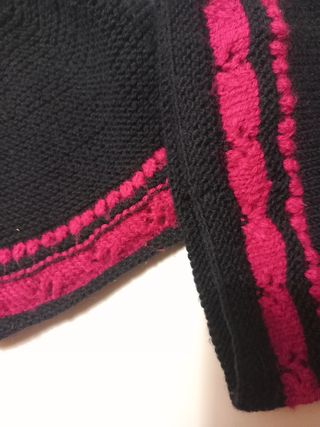 Cappello e scaldacollo lavorati a maglia