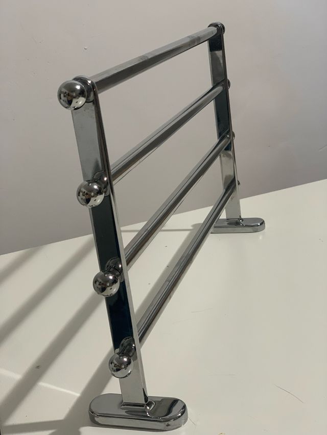 Toallero de metal cromado