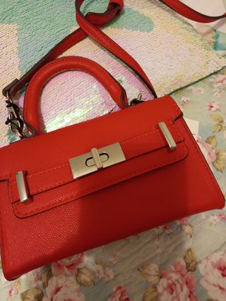 Bolso rojo de mano y bandolera