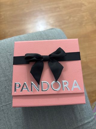 Caja regalo Pandora rosa con lazo negro y tarjeta