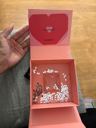 Caja regalo Pandora rosa con lazo negro y tarjeta